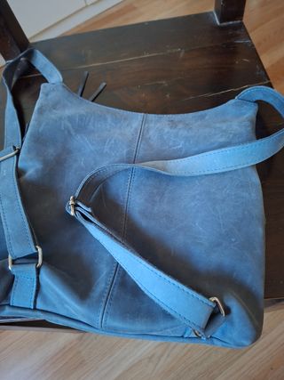 Mochila azul de piel.