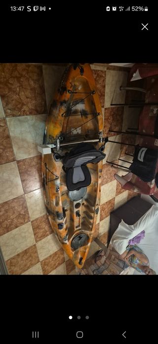 Kayak naranja y negro