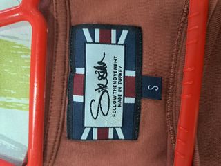 Camiseta SikSilk auténtica con logo bordado