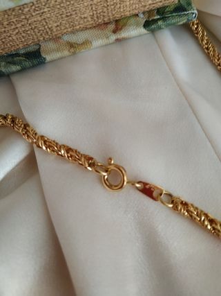 Preciosa cadena chapada, eslabones tipo cordón.