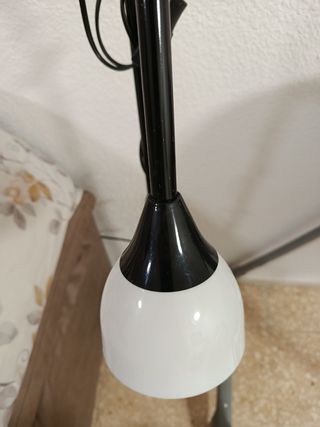 Lámpara de pie Ikea negra y blanca