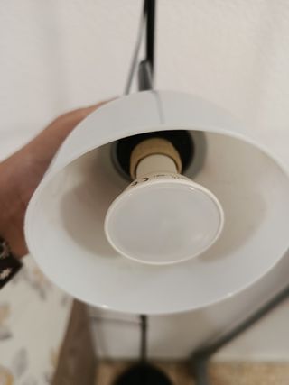 Lámpara de pie Ikea negra y blanca