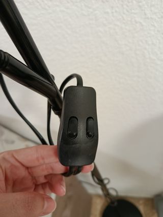 Lámpara de pie Ikea negra y blanca