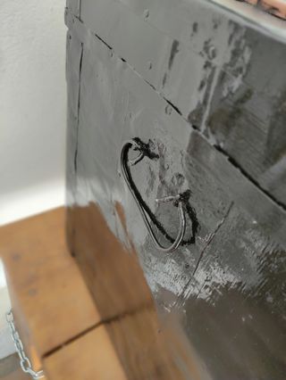 Baúl antiguo metal y madera decorado