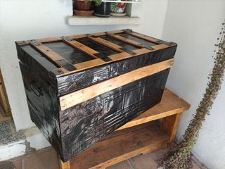 Baúl antiguo metal y madera decorado