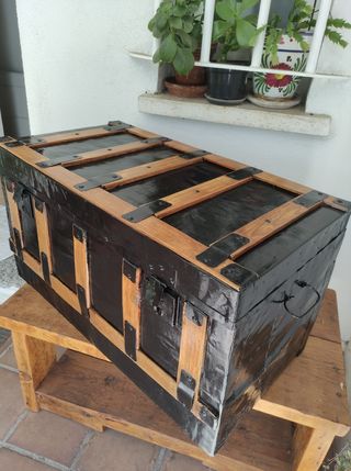Baúl antiguo metal y madera decorado