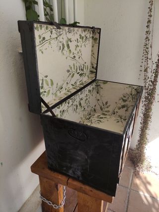 Baúl antiguo metal y madera decorado
