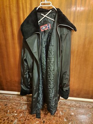 Gabardina negra con cuello de pelo