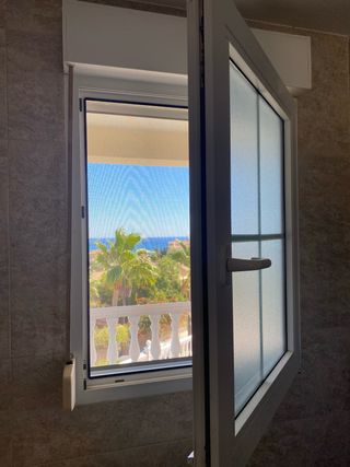 4 Ventana PVC Doble Abatimiento con Persiana
