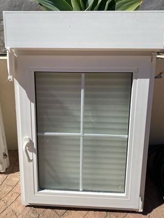 4 Ventana PVC Doble Abatimiento con Persiana