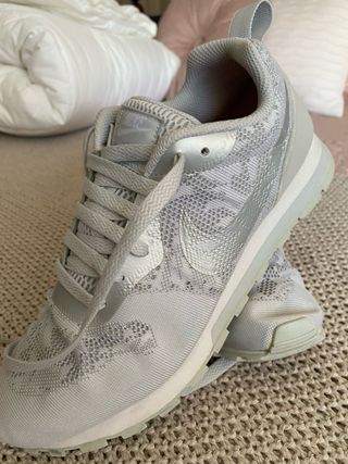 Zapatillas Nike plateadas y blancas