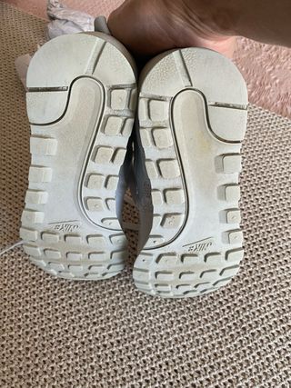 Zapatillas Nike plateadas y blancas