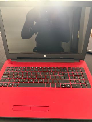 Ordenador portátil HP rojo