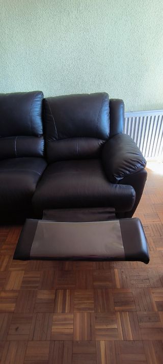 Sofá de cuero marrón oscuro