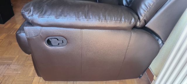 Sofá de cuero marrón oscuro