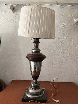 Lámpara de mesa de metal
