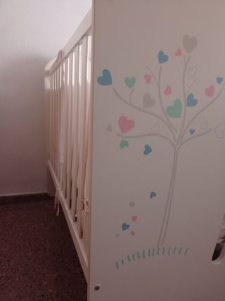 Cuna de bebé blanca con diseño de corazón