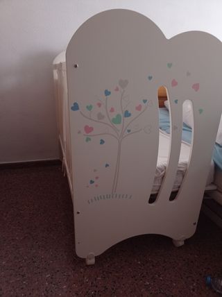 Cuna de bebé blanca con diseño de corazón