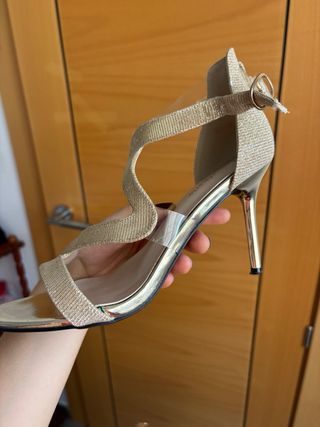 Tacones dorados y plateados