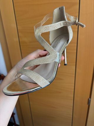 Tacones dorados y plateados