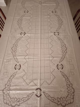 Tovaglia ricamata con 12 tovaglioli