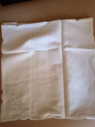 Tovaglia ricamata con 12 tovaglioli