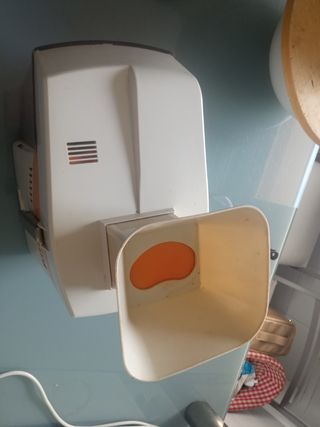 Licuadora Naranja y Blanca