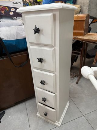 Mueble de madera con cajones y tiradores