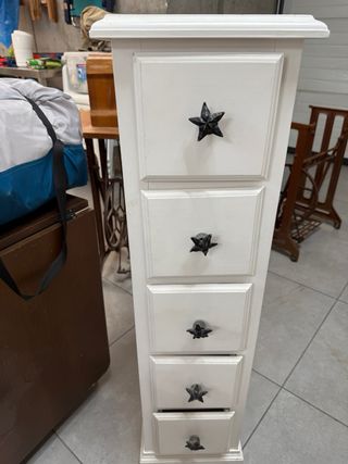Mueble de madera con cajones y tiradores