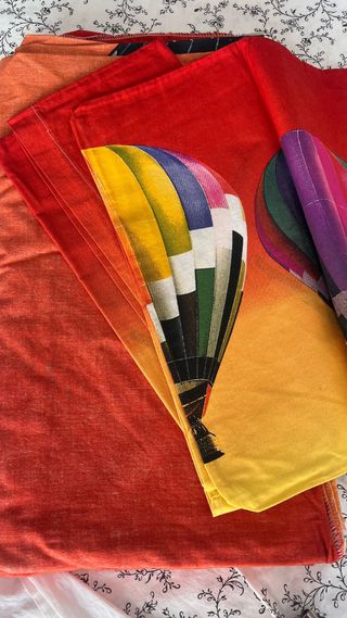 Cuatro fundas y sábanas nórdicas diferentes color.