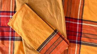 Cuatro fundas y sábanas nórdicas diferentes color.