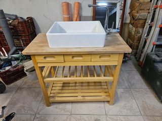 Mueble de baño de madera con lavabo  