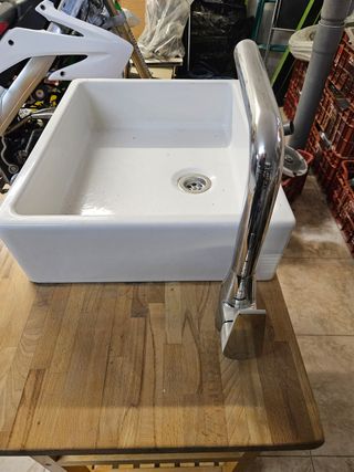 Mueble de baño de madera con lavabo  