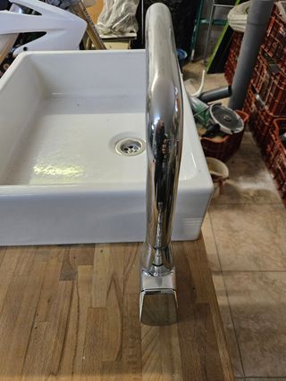 Mueble de baño de madera con lavabo  