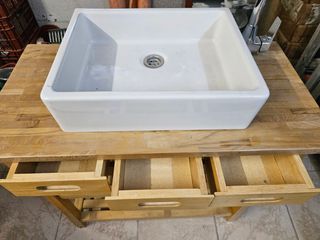 Mueble de baño de madera con lavabo  
