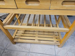 Mueble de baño de madera con lavabo  