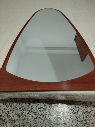 Espejo de madera con marco curvo