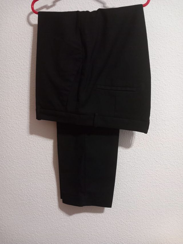 Lote 4 prendas: 1 Pantalón 2 Blusa 1 Chaqueta
