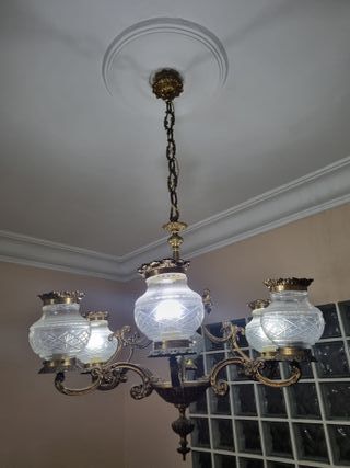 Lámpara de techo vintage dorada y cristal.