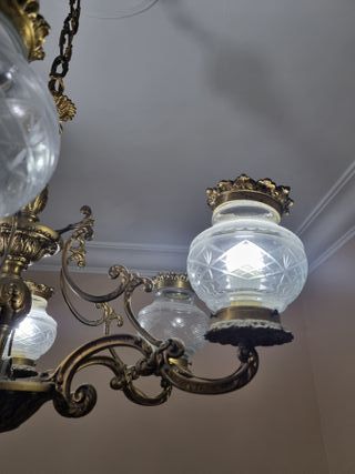 Lámpara de techo vintage dorada y cristal.