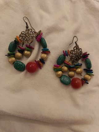 Orecchini pendenti colorati con perle