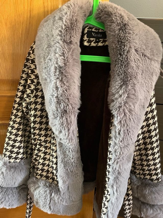 Elegante abrigo Vamila XL con pelo
