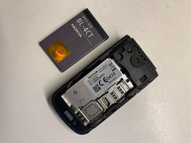 Telefono cellulare Nokia 2720a usato