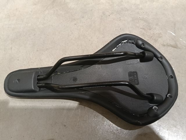 Sillín Cube Negro Nueva. Sin uso