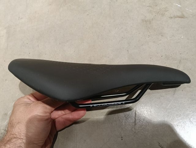 Sillín Cube Negro Nueva. Sin uso