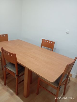 Mueble  de salon y mesa de comedor con sillas
