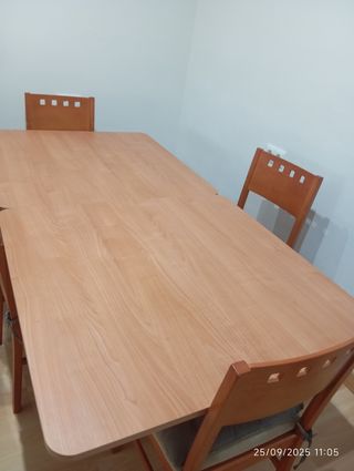 Mueble  de salon y mesa de comedor con sillas