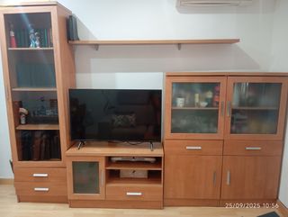 Mueble  de salon y mesa de comedor con sillas