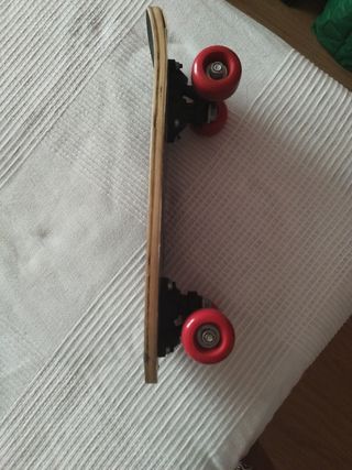 Patín infantil con ruedas rojas