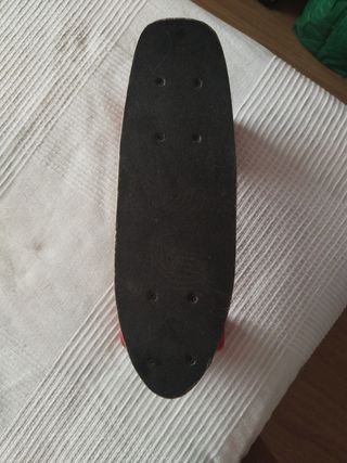 Patín infantil con ruedas rojas